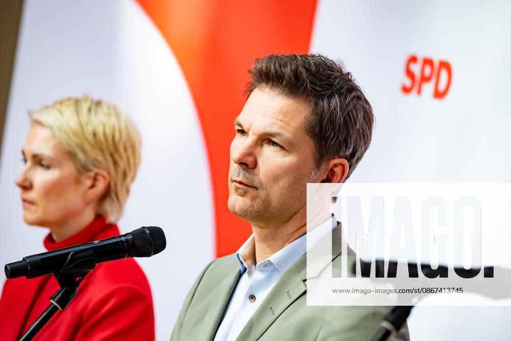 Spitzenkandidaten der SPD in Mecklenburg-Vorpommern Manuela Schwesig (L) und in Berlin Steffen Krach (R) bei einer Pressekonferenz im Willy-Brandt-Haus in Berlin am 21. September 2026. Reaktionen auf den Landtagswahlen in Mecklenburg-Vorpommern und Berlin