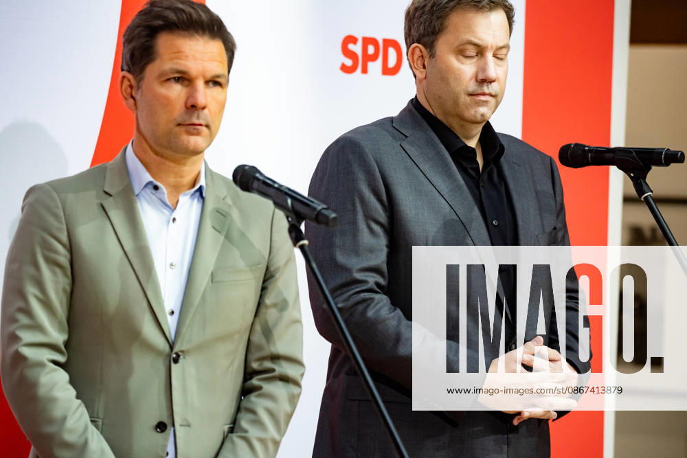 Parteivorsitzende der SPD Lars Klingbeil (R) und Spitzenkandidat in Berlin Steffen Krach bei einer Pressekonferenz im Willy-Brandt-Haus in Berlin am 21. September 2026. Reaktionen auf den Landtagswahlen in Mecklenburg-Vorpommern und Berlin