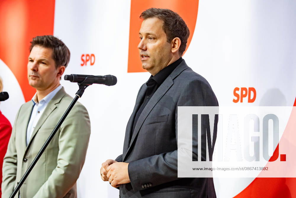 Parteivorsitzende der SPD Lars Klingbeil (R) und Spitzenkandidat in Berlin Steffen Krach bei einer Pressekonferenz im Willy-Brandt-Haus in Berlin am 21. September 2026. Reaktionen auf den Landtagswahlen in Mecklenburg-Vorpommern und Berlin