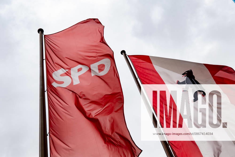 Flaggen der SPD und Berlins gegen einen mit Wolken bedeckten Himmel vor dem Willy-Brandt-Haus in Berlin am 21. September 2026. Reaktionen auf den Landtagswahlen in Mecklenburg-Vorpommern und Berlin