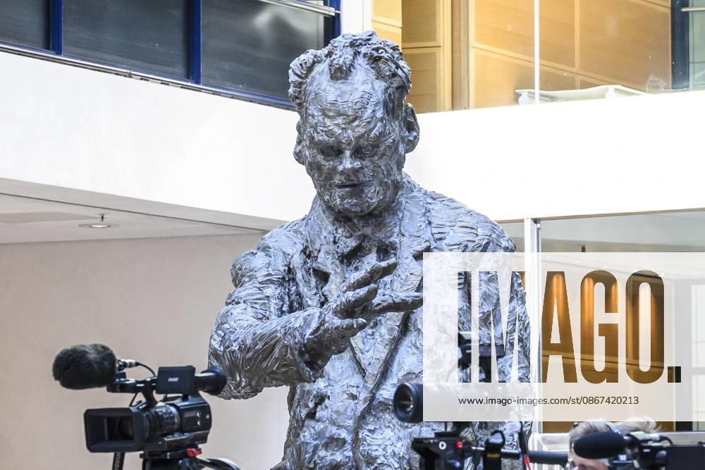 Im Bild v.l.: Willy-Brandt Figur im Atrium, GER, Berlin, SPD Pressekonferenz nach den Wahlen in Berlin und Mecklenburg Vorpommern - MV, im Atrium, Willy-Brandt-Haus, Wilhelmstraße 141, 10963 Berlin, 21.09.2026,