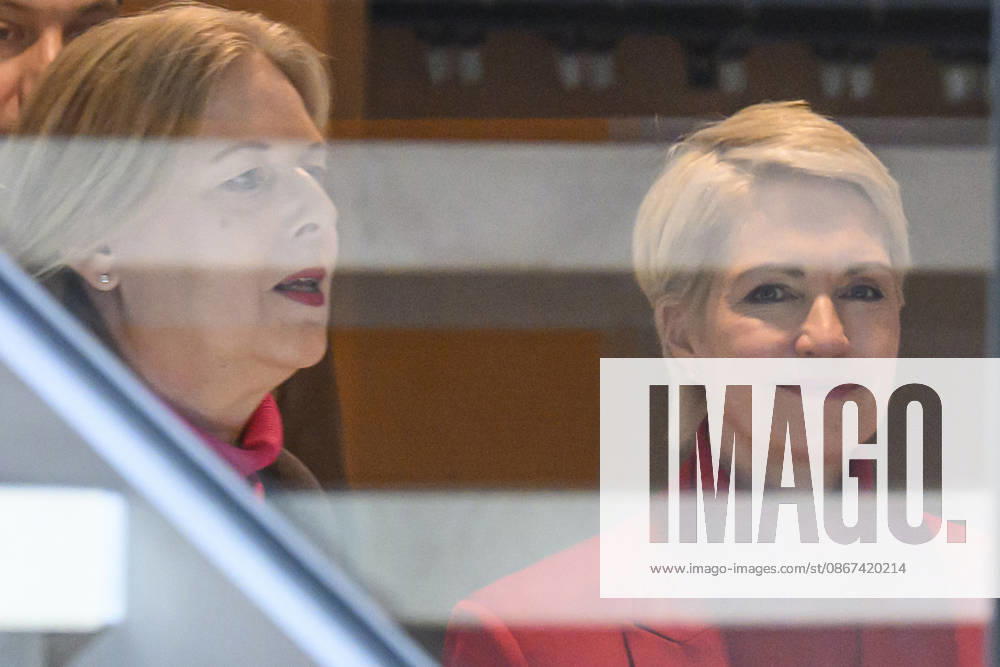 Im Bild v.l.: Bärbel Bas und Spitzenkandidierende der SPD in Mecklenburg-Vorpommern, Manuela Schwesig auf dem Weg zur PK, GER, Berlin, SPD Pressekonferenz nach den Wahlen in Berlin und Mecklenburg Vorpommern - MV, im Atrium, Willy-Brandt-Haus, Wilhelmstraße 141, 10963 Berlin, 21.09.2026,