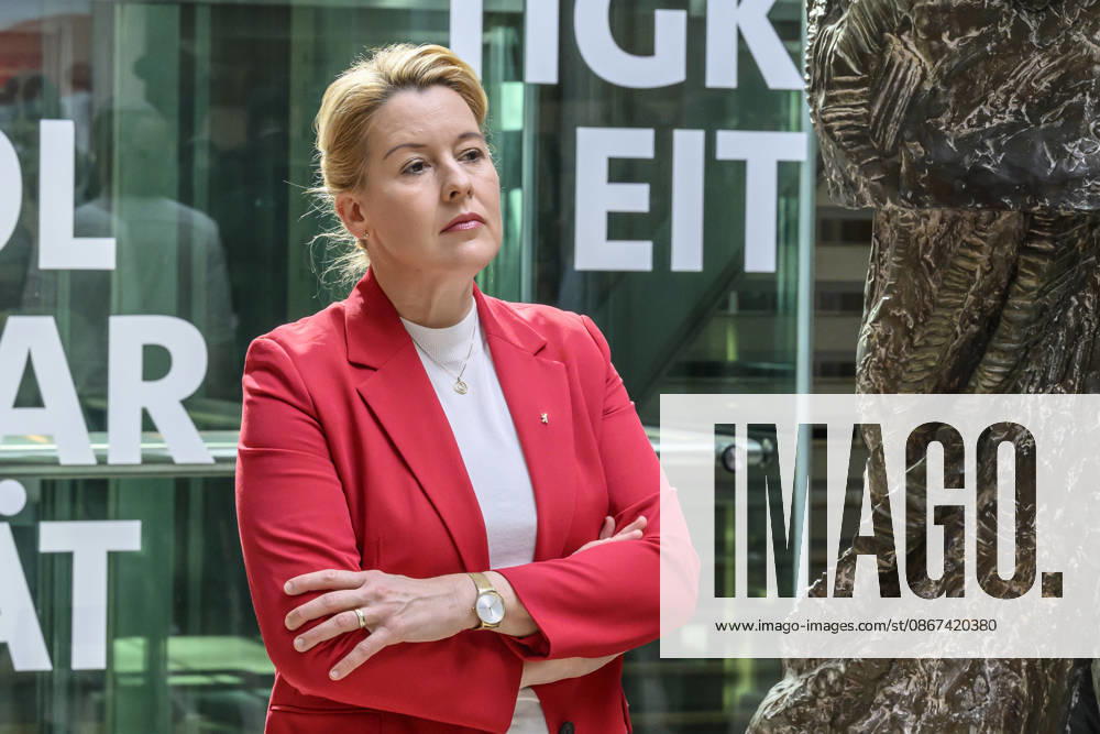 Im Bild v.l.: Franziska Giffey - Berliner SPD , schaut zu, GER, Berlin, SPD Pressekonferenz nach den Wahlen in Berlin und Mecklenburg Vorpommern - MV, im Atrium, Willy-Brandt-Haus, Wilhelmstraße 141, 10963 Berlin, 21.09.2026,