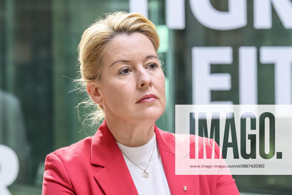 Im Bild v.l.: Franziska Giffey - Berliner SPD , schaut zu, GER, Berlin, SPD Pressekonferenz nach den Wahlen in Berlin und Mecklenburg Vorpommern - MV, im Atrium, Willy-Brandt-Haus, Wilhelmstraße 141, 10963 Berlin, 21.09.2026,