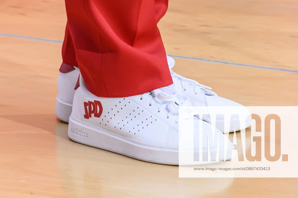 Im Bild v.l.: Manuela Schwesig, Turnschuh, Sneaker mit SPD Logo, GER, Berlin, SPD Pressekonferenz nach den Wahlen in Berlin und Mecklenburg Vorpommern - MV, im Atrium, Willy-Brandt-Haus, Wilhelmstraße 141, 10963 Berlin, 21.09.2026,