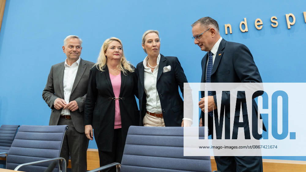Alice Weidel, Bundesvorsitzende AfD, Tino Chrupalla, Bundesvorsitzender AfD, Leif-Eric Holm, Ministerpräsidentenkandidat Landtagswahl Mecklenburg-Vorpommern und Kristin Brinker, Spitzenkandidatin Berlin Abgeordnetenhaus-Wahl zu Beginn der Bundespressekonferenz;Bundespressekonferenz in Berlin - Wahlnachlese nach den Landtagswahlen in Mecklenburg-Vorpommern und Berlin, Berlin Berlin Deutschland Haus der Bundespressekonferenz