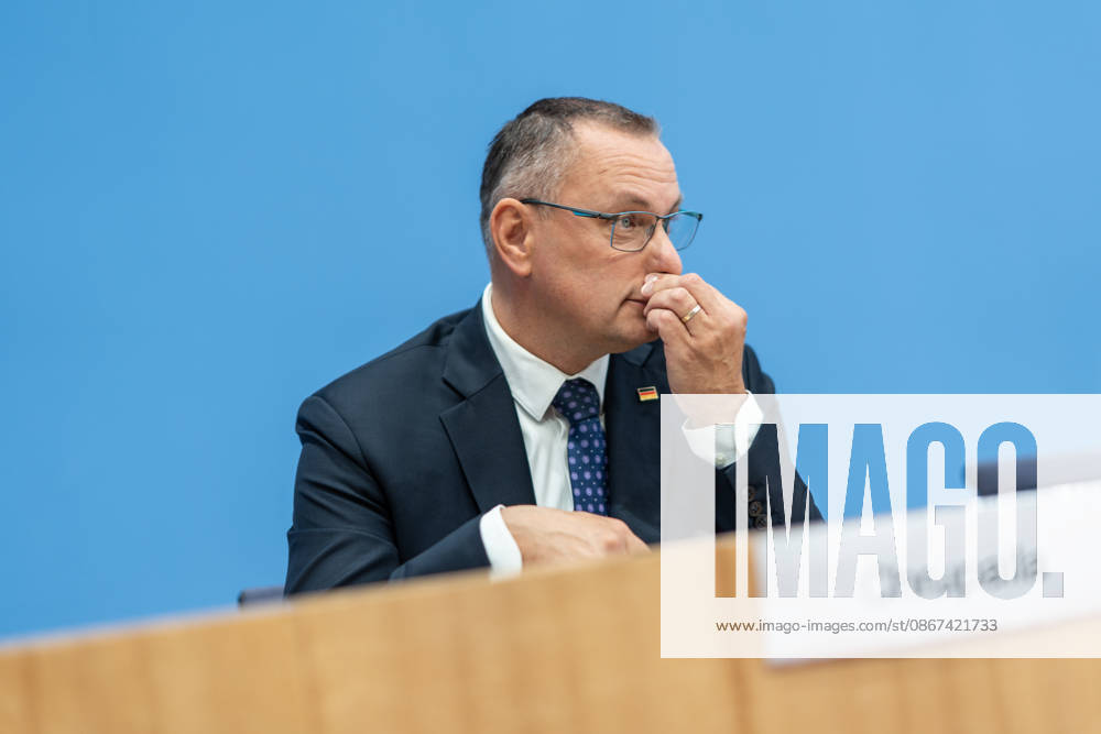 Tino Chrupalla, Bundesvorsitzender AfD, während der Bundespressekonferenz;Bundespressekonferenz in Berlin - Wahlnachlese nach den Landtagswahlen in Mecklenburg-Vorpommern und Berlin, Berlin Berlin Deutschland Haus der Bundespressekonferenz
