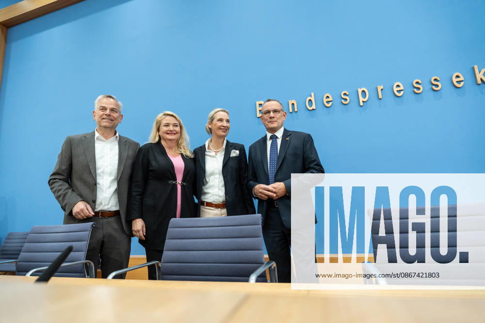 Alice Weidel, Bundesvorsitzende AfD, Tino Chrupalla, Bundesvorsitzender AfD, Leif-Eric Holm, Ministerpräsidentenkandidat Landtagswahl Mecklenburg-Vorpommern und Kristin Brinker, Spitzenkandidatin Berlin Abgeordnetenhaus-Wahl zu Beginn der Bundespressekonferenz;Bundespressekonferenz in Berlin - Wahlnachlese nach den Landtagswahlen in Mecklenburg-Vorpommern und Berlin, Berlin Berlin Deutschland Haus der Bundespressekonferenz