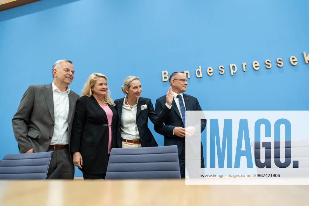 Alice Weidel, Bundesvorsitzende AfD, Tino Chrupalla, Bundesvorsitzender AfD, Leif-Eric Holm, Ministerpräsidentenkandidat Landtagswahl Mecklenburg-Vorpommern und Kristin Brinker, Spitzenkandidatin Berlin Abgeordnetenhaus-Wahl zu Beginn der Bundespressekonferenz;Bundespressekonferenz in Berlin - Wahlnachlese nach den Landtagswahlen in Mecklenburg-Vorpommern und Berlin, Berlin Berlin Deutschland Haus der Bundespressekonferenz