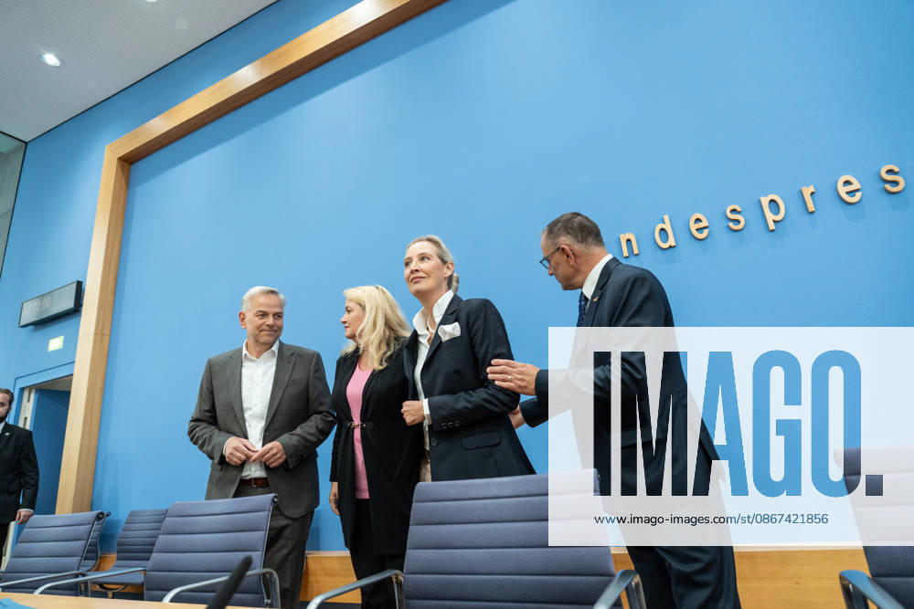 Alice Weidel, Bundesvorsitzende AfD, Tino Chrupalla, Bundesvorsitzender AfD, Leif-Eric Holm, Ministerpräsidentenkandidat Landtagswahl Mecklenburg-Vorpommern und Kristin Brinker, Spitzenkandidatin Berlin Abgeordnetenhaus-Wahl zu Beginn der Bundespressekonferenz;Bundespressekonferenz in Berlin - Wahlnachlese nach den Landtagswahlen in Mecklenburg-Vorpommern und Berlin, Berlin Berlin Deutschland Haus der Bundespressekonferenz