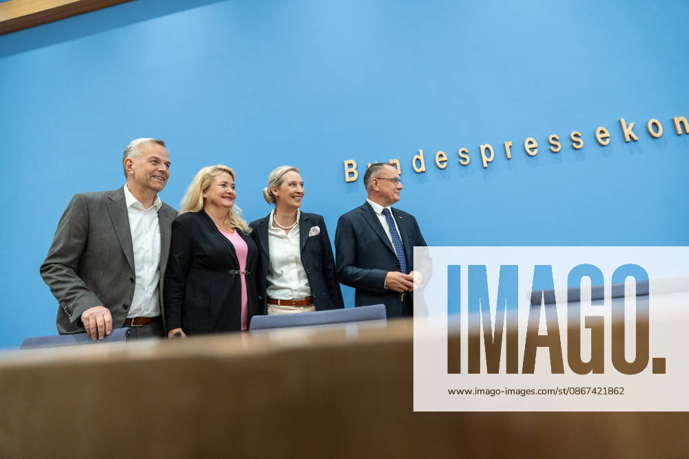 Alice Weidel, Bundesvorsitzende AfD, Tino Chrupalla, Bundesvorsitzender AfD, Leif-Eric Holm, Ministerpräsidentenkandidat Landtagswahl Mecklenburg-Vorpommern und Kristin Brinker, Spitzenkandidatin Berlin Abgeordnetenhaus-Wahl zu Beginn der Bundespressekonferenz;Bundespressekonferenz in Berlin - Wahlnachlese nach den Landtagswahlen in Mecklenburg-Vorpommern und Berlin, Berlin Berlin Deutschland Haus der Bundespressekonferenz