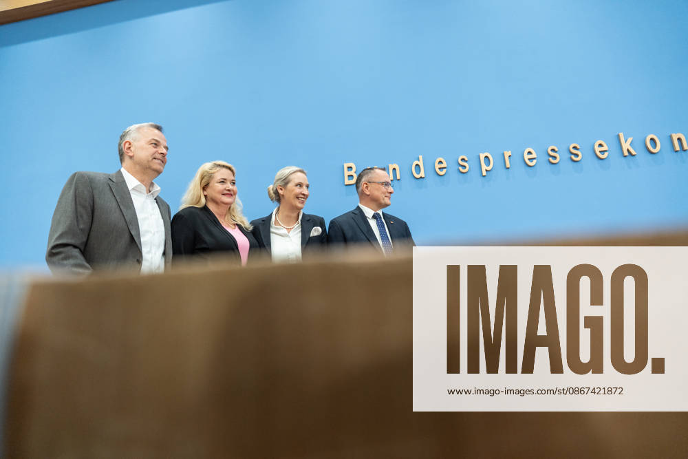 Alice Weidel, Bundesvorsitzende AfD, Tino Chrupalla, Bundesvorsitzender AfD, Leif-Eric Holm, Ministerpräsidentenkandidat Landtagswahl Mecklenburg-Vorpommern und Kristin Brinker, Spitzenkandidatin Berlin Abgeordnetenhaus-Wahl zu Beginn der Bundespressekonferenz;Bundespressekonferenz in Berlin - Wahlnachlese nach den Landtagswahlen in Mecklenburg-Vorpommern und Berlin, Berlin Berlin Deutschland Haus der Bundespressekonferenz