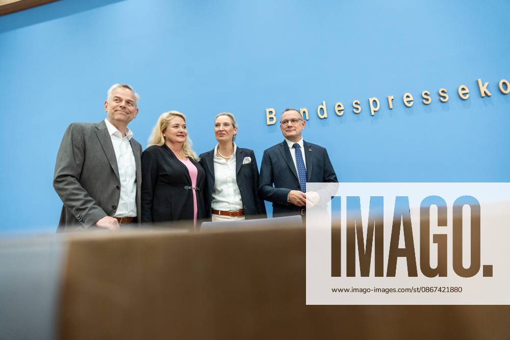 Alice Weidel, Bundesvorsitzende AfD, Tino Chrupalla, Bundesvorsitzender AfD, Leif-Eric Holm, Ministerpräsidentenkandidat Landtagswahl Mecklenburg-Vorpommern und Kristin Brinker, Spitzenkandidatin Berlin Abgeordnetenhaus-Wahl zu Beginn der Bundespressekonferenz;Bundespressekonferenz in Berlin - Wahlnachlese nach den Landtagswahlen in Mecklenburg-Vorpommern und Berlin, Berlin Berlin Deutschland Haus der Bundespressekonferenz