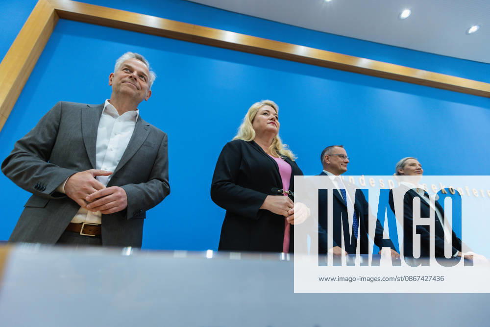 AfD - Auswirkungen der Landtagswahlen in Berlin und Mecklenburg-Vorpommern auf die Bundespolitik. Deutschland, Berlin am 21. September 2026 Einen Tag nach den Erfolgen der AfD bei den Landtagswahlen in Mecklenburg-Vorpommern und der Wahl zum Berliner Abgeordnetenhaus stellen sich die AfD-Vorsitzenden gemeinsam mit den Spitzenkandidaten Leif-Erik Holm und Kristin Brinker in der Bundespressekonferenz den Fragen der Presse. Im Bild: Leif-Erik Holm, AfD-Kandidat für das Amt des Ministerpräsidenten in Mecklenburg-Vorpommern. Kristin Brinker, AfD-Spitzenkandidatin für Berlin. Tino Chrupalla, Bundessprecher der AfD und Co-Vorsitzender der AfD-Fraktion im Deutschen Bundestag. Alice Weidel, Bundessprecherin der AfD und Co-Vorsitzende der Af