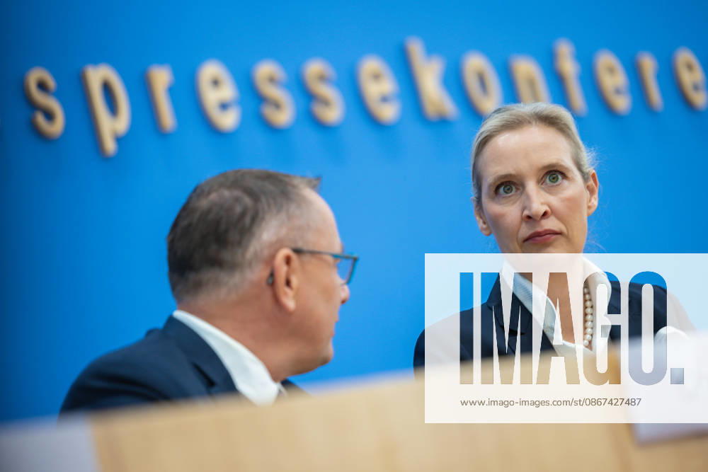 AfD - Auswirkungen der Landtagswahlen in Berlin und Mecklenburg-Vorpommern auf die Bundespolitik. Deutschland, Berlin am 21. September 2026 Einen Tag nach den Erfolgen der AfD bei den Landtagswahlen in Mecklenburg-Vorpommern und der Wahl zum Berliner Abgeordnetenhaus stellen sich die AfD-Vorsitzenden gemeinsam mit den Spitzenkandidaten Leif-Erik Holm und Kristin Brinker in der Bundespressekonferenz den Fragen der Presse. Im Bild: Alice Weidel und Tino Chrupalla.