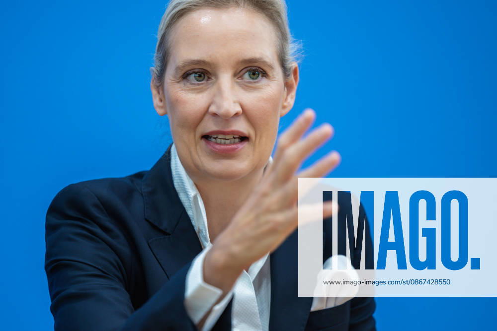 AfD - Auswirkungen der Landtagswahlen in Berlin und Mecklenburg-Vorpommern auf die Bundespolitik. Deutschland, Berlin am 21. September 2026 Einen Tag nach den Erfolgen der AfD bei den Landtagswahlen in Mecklenburg-Vorpommern und der Wahl zum Berliner Abgeordnetenhaus stellen sich die AfD-Vorsitzenden gemeinsam mit den Spitzenkandidaten Leif-Erik Holm und Kristin Brinker in der Bundespressekonferenz den Fragen der Presse. Im Bild: Alice Weidel, Bundessprecherin der AfD und Co-Vorsitzende der AfD-Fraktion im Deutschen Bundestag.