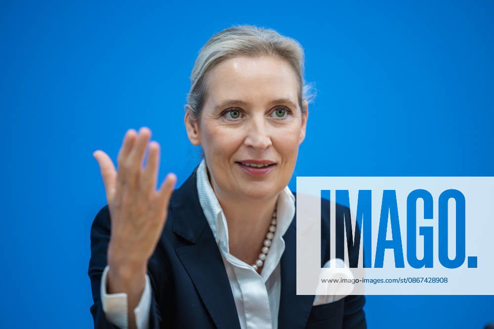 AfD - Auswirkungen der Landtagswahlen in Berlin und Mecklenburg-Vorpommern auf die Bundespolitik. Deutschland, Berlin am 21. September 2026 Einen Tag nach den Erfolgen der AfD bei den Landtagswahlen in Mecklenburg-Vorpommern und der Wahl zum Berliner Abgeordnetenhaus stellen sich die AfD-Vorsitzenden gemeinsam mit den Spitzenkandidaten Leif-Erik Holm und Kristin Brinker in der Bundespressekonferenz den Fragen der Presse. Im Bild: Alice Weidel, Bundessprecherin der AfD und Co-Vorsitzende der AfD-Fraktion im Deutschen Bundestag.