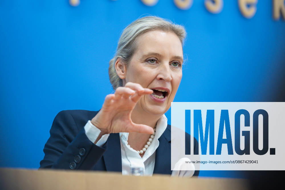 AfD - Auswirkungen der Landtagswahlen in Berlin und Mecklenburg-Vorpommern auf die Bundespolitik. Deutschland, Berlin am 21. September 2026 Einen Tag nach den Erfolgen der AfD bei den Landtagswahlen in Mecklenburg-Vorpommern und der Wahl zum Berliner Abgeordnetenhaus stellen sich die AfD-Vorsitzenden gemeinsam mit den Spitzenkandidaten Leif-Erik Holm und Kristin Brinker in der Bundespressekonferenz den Fragen der Presse. Im Bild: Alice Weidel, Bundessprecherin der AfD und Co-Vorsitzende der AfD-Fraktion im Deutschen Bundestag.