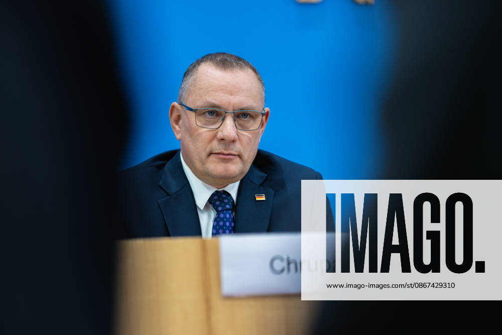 AfD - Auswirkungen der Landtagswahlen in Berlin und Mecklenburg-Vorpommern auf die Bundespolitik. Deutschland, Berlin am 21. September 2026 Einen Tag nach den Erfolgen der AfD bei den Landtagswahlen in Mecklenburg-Vorpommern und der Wahl zum Berliner Abgeordnetenhaus stellen sich die AfD-Vorsitzenden gemeinsam mit den Spitzenkandidaten Leif-Erik Holm und Kristin Brinker in der Bundespressekonferenz den Fragen der Presse. Im Bild: Tino Chrupalla, Bundessprecher der AfD und Co-Vorsitzender der AfD-Fraktion im Deutschen Bundestag