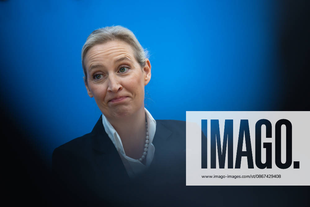 AfD - Auswirkungen der Landtagswahlen in Berlin und Mecklenburg-Vorpommern auf die Bundespolitik. Deutschland, Berlin am 21. September 2026 Einen Tag nach den Erfolgen der AfD bei den Landtagswahlen in Mecklenburg-Vorpommern und der Wahl zum Berliner Abgeordnetenhaus stellen sich die AfD-Vorsitzenden gemeinsam mit den Spitzenkandidaten Leif-Erik Holm und Kristin Brinker in der Bundespressekonferenz den Fragen der Presse. Im Bild: Alice Weidel, Bundessprecherin der AfD und Co-Vorsitzende der AfD-Fraktion im Deutschen Bundestag.