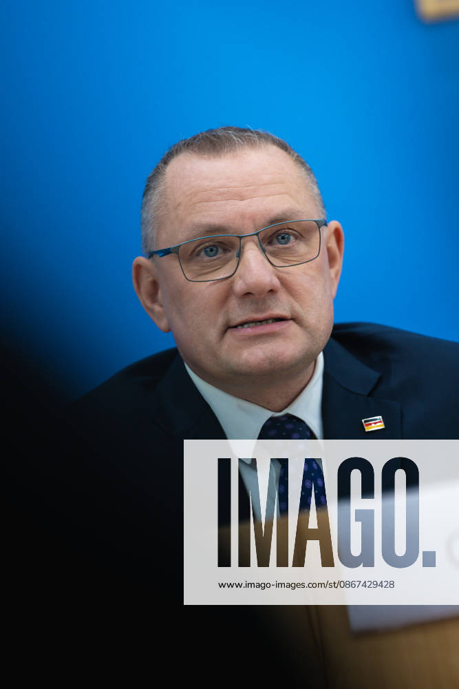 AfD - Auswirkungen der Landtagswahlen in Berlin und Mecklenburg-Vorpommern auf die Bundespolitik. Deutschland, Berlin am 21. September 2026 Einen Tag nach den Erfolgen der AfD bei den Landtagswahlen in Mecklenburg-Vorpommern und der Wahl zum Berliner Abgeordnetenhaus stellen sich die AfD-Vorsitzenden gemeinsam mit den Spitzenkandidaten Leif-Erik Holm und Kristin Brinker in der Bundespressekonferenz den Fragen der Presse. Im Bild: Tino Chrupalla, Bundessprecher der AfD und Co-Vorsitzender der AfD-Fraktion im Deutschen Bundestag