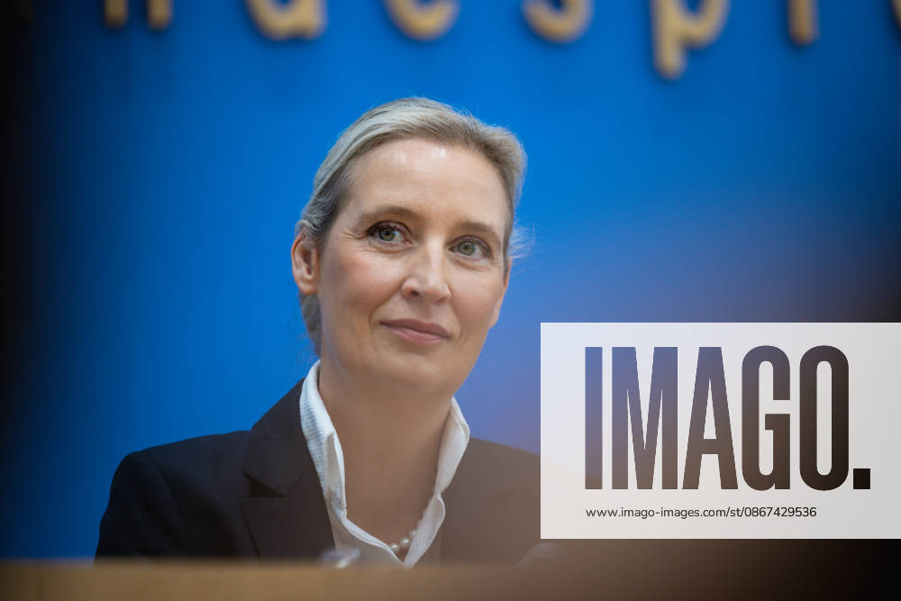 AfD - Auswirkungen der Landtagswahlen in Berlin und Mecklenburg-Vorpommern auf die Bundespolitik. Deutschland, Berlin am 21. September 2026 Einen Tag nach den Erfolgen der AfD bei den Landtagswahlen in Mecklenburg-Vorpommern und der Wahl zum Berliner Abgeordnetenhaus stellen sich die AfD-Vorsitzenden gemeinsam mit den Spitzenkandidaten Leif-Erik Holm und Kristin Brinker in der Bundespressekonferenz den Fragen der Presse. Im Bild: Alice Weidel, Bundessprecherin der AfD und Co-Vorsitzende der AfD-Fraktion im Deutschen Bundestag.