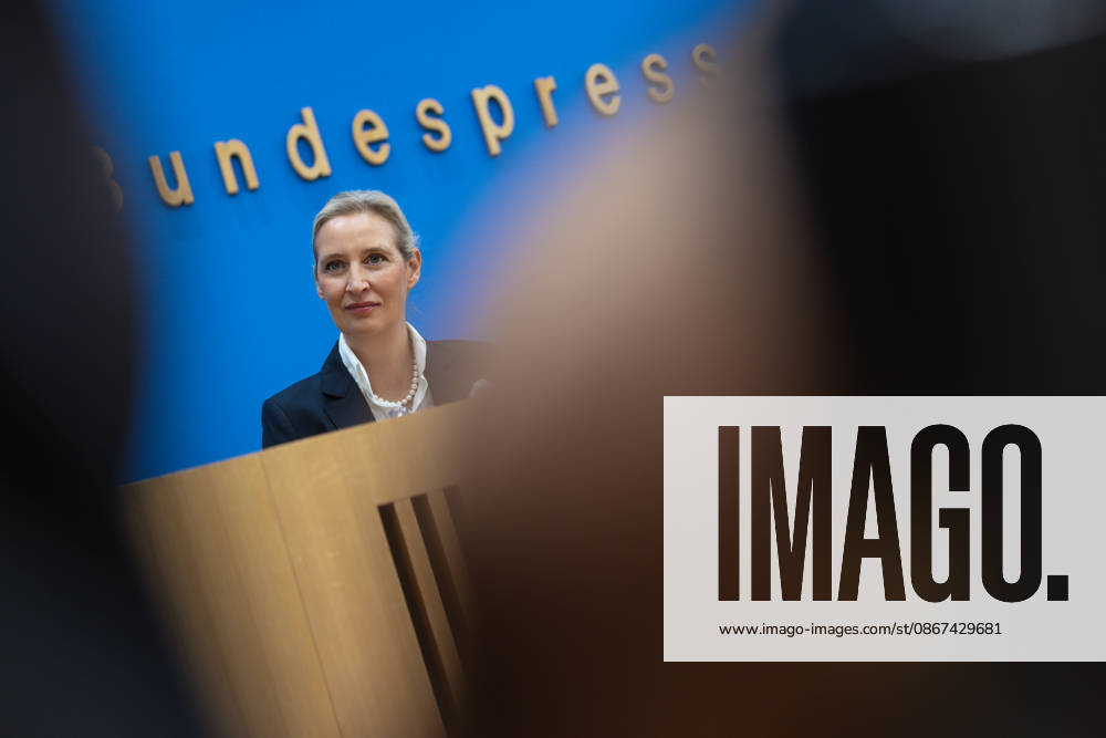 AfD - Auswirkungen der Landtagswahlen in Berlin und Mecklenburg-Vorpommern auf die Bundespolitik. Deutschland, Berlin am 21. September 2026 Einen Tag nach den Erfolgen der AfD bei den Landtagswahlen in Mecklenburg-Vorpommern und der Wahl zum Berliner Abgeordnetenhaus stellen sich die AfD-Vorsitzenden gemeinsam mit den Spitzenkandidaten Leif-Erik Holm und Kristin Brinker in der Bundespressekonferenz den Fragen der Presse. Im Bild: Alice Weidel, Bundessprecherin der AfD und Co-Vorsitzende der AfD-Fraktion im Deutschen Bundestag.