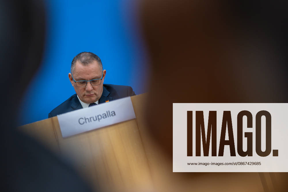 AfD - Auswirkungen der Landtagswahlen in Berlin und Mecklenburg-Vorpommern auf die Bundespolitik. Deutschland, Berlin am 21. September 2026 Einen Tag nach den Erfolgen der AfD bei den Landtagswahlen in Mecklenburg-Vorpommern und der Wahl zum Berliner Abgeordnetenhaus stellen sich die AfD-Vorsitzenden gemeinsam mit den Spitzenkandidaten Leif-Erik Holm und Kristin Brinker in der Bundespressekonferenz den Fragen der Presse. Im Bild: Tino Chrupalla, Bundessprecher der AfD und Co-Vorsitzender der AfD-Fraktion im Deutschen Bundestag