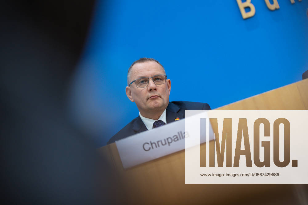 AfD - Auswirkungen der Landtagswahlen in Berlin und Mecklenburg-Vorpommern auf die Bundespolitik. Deutschland, Berlin am 21. September 2026 Einen Tag nach den Erfolgen der AfD bei den Landtagswahlen in Mecklenburg-Vorpommern und der Wahl zum Berliner Abgeordnetenhaus stellen sich die AfD-Vorsitzenden gemeinsam mit den Spitzenkandidaten Leif-Erik Holm und Kristin Brinker in der Bundespressekonferenz den Fragen der Presse. Im Bild: Tino Chrupalla, Bundessprecher der AfD und Co-Vorsitzender der AfD-Fraktion im Deutschen Bundestag