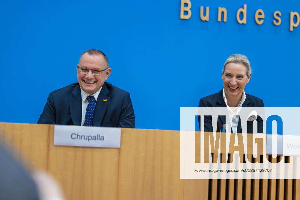 AfD - Auswirkungen der Landtagswahlen in Berlin und Mecklenburg-Vorpommern auf die Bundespolitik. Deutschland, Berlin am 21. September 2026 Einen Tag nach den Erfolgen der AfD bei den Landtagswahlen in Mecklenburg-Vorpommern und der Wahl zum Berliner Abgeordnetenhaus stellen sich die AfD-Vorsitzenden gemeinsam mit den Spitzenkandidaten Leif-Erik Holm und Kristin Brinker in der Bundespressekonferenz den Fragen der Presse. Im Bild: Sehr gelasssene und lachende Alice Weidel und Tino Chrupalla.