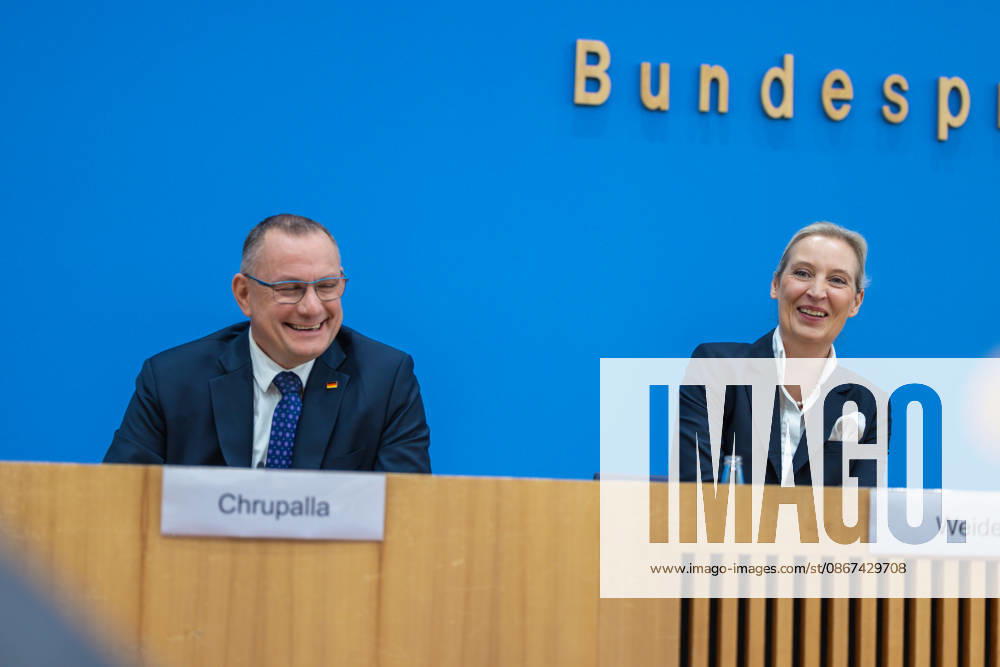 AfD - Auswirkungen der Landtagswahlen in Berlin und Mecklenburg-Vorpommern auf die Bundespolitik. Deutschland, Berlin am 21. September 2026 Einen Tag nach den Erfolgen der AfD bei den Landtagswahlen in Mecklenburg-Vorpommern und der Wahl zum Berliner Abgeordnetenhaus stellen sich die AfD-Vorsitzenden gemeinsam mit den Spitzenkandidaten Leif-Erik Holm und Kristin Brinker in der Bundespressekonferenz den Fragen der Presse. Im Bild: Sehr gelasssene und lachende Alice Weidel und Tino Chrupalla.