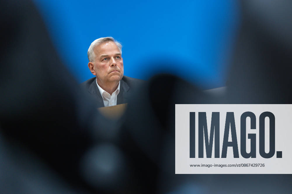 AfD - Auswirkungen der Landtagswahlen in Berlin und Mecklenburg-Vorpommern auf die Bundespolitik. Deutschland, Berlin am 21. September 2026 Einen Tag nach den Erfolgen der AfD bei den Landtagswahlen in Mecklenburg-Vorpommern und der Wahl zum Berliner Abgeordnetenhaus stellen sich die AfD-Vorsitzenden gemeinsam mit den Spitzenkandidaten Leif-Erik Holm und Kristin Brinker in der Bundespressekonferenz den Fragen der Presse. Im Bild: Leif-Erik Holm, AfD-Kandidat für das Amt des Ministerpräsidenten in Mecklenburg-Vorpommern