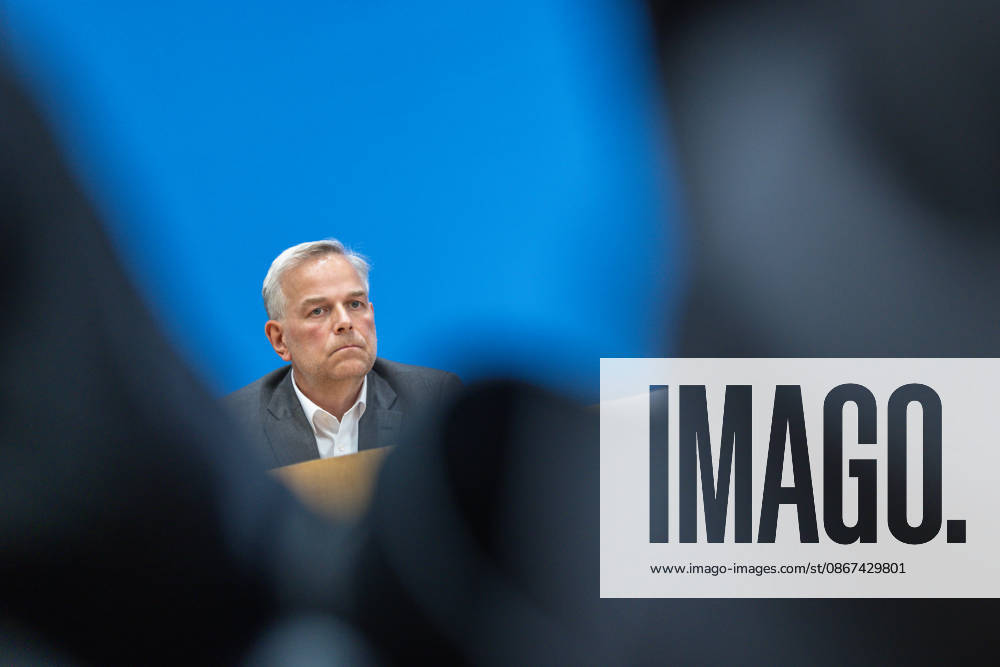AfD - Auswirkungen der Landtagswahlen in Berlin und Mecklenburg-Vorpommern auf die Bundespolitik. Deutschland, Berlin am 21. September 2026 Einen Tag nach den Erfolgen der AfD bei den Landtagswahlen in Mecklenburg-Vorpommern und der Wahl zum Berliner Abgeordnetenhaus stellen sich die AfD-Vorsitzenden gemeinsam mit den Spitzenkandidaten Leif-Erik Holm und Kristin Brinker in der Bundespressekonferenz den Fragen der Presse. Im Bild: Leif-Erik Holm, AfD-Kandidat für das Amt des Ministerpräsidenten in Mecklenburg-Vorpommern