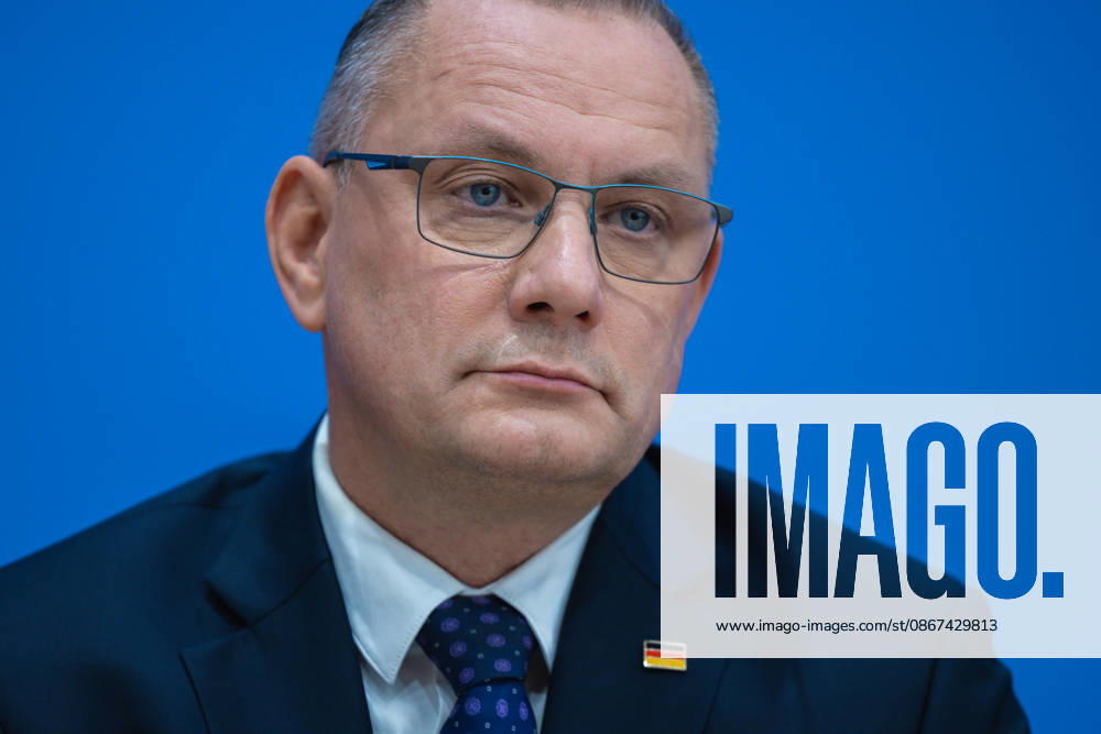 AfD - Auswirkungen der Landtagswahlen in Berlin und Mecklenburg-Vorpommern auf die Bundespolitik. Deutschland, Berlin am 21. September 2026 Einen Tag nach den Erfolgen der AfD bei den Landtagswahlen in Mecklenburg-Vorpommern und der Wahl zum Berliner Abgeordnetenhaus stellen sich die AfD-Vorsitzenden gemeinsam mit den Spitzenkandidaten Leif-Erik Holm und Kristin Brinker in der Bundespressekonferenz den Fragen der Presse. Im Bild: Tino Chrupalla, Bundessprecher der AfD und Co-Vorsitzender der AfD-Fraktion im Deutschen Bundestag