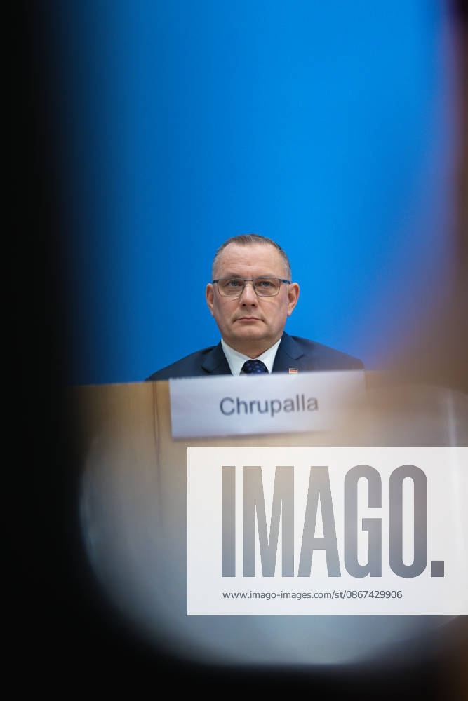 AfD - Auswirkungen der Landtagswahlen in Berlin und Mecklenburg-Vorpommern auf die Bundespolitik. Deutschland, Berlin am 21. September 2026 Einen Tag nach den Erfolgen der AfD bei den Landtagswahlen in Mecklenburg-Vorpommern und der Wahl zum Berliner Abgeordnetenhaus stellen sich die AfD-Vorsitzenden gemeinsam mit den Spitzenkandidaten Leif-Erik Holm und Kristin Brinker in der Bundespressekonferenz den Fragen der Presse. Im Bild: Tino Chrupalla, Bundessprecher der AfD und Co-Vorsitzender der AfD-Fraktion im Deutschen Bundestag.