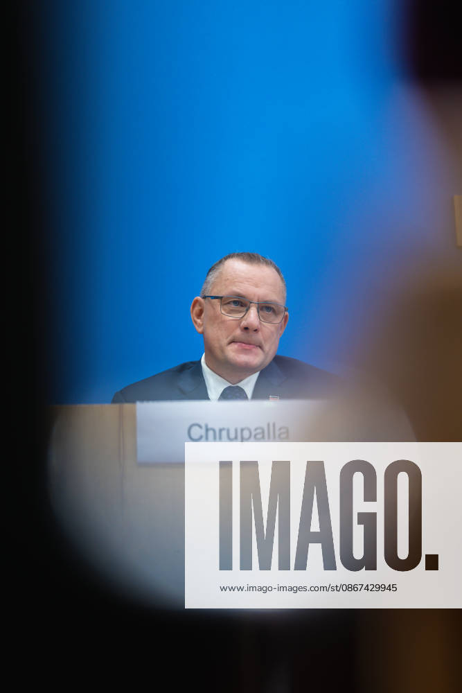 AfD - Auswirkungen der Landtagswahlen in Berlin und Mecklenburg-Vorpommern auf die Bundespolitik. Deutschland, Berlin am 21. September 2026 Einen Tag nach den Erfolgen der AfD bei den Landtagswahlen in Mecklenburg-Vorpommern und der Wahl zum Berliner Abgeordnetenhaus stellen sich die AfD-Vorsitzenden gemeinsam mit den Spitzenkandidaten Leif-Erik Holm und Kristin Brinker in der Bundespressekonferenz den Fragen der Presse. Im Bild: Tino Chrupalla, Bundessprecher der AfD und Co-Vorsitzender der AfD-Fraktion im Deutschen Bundestag.