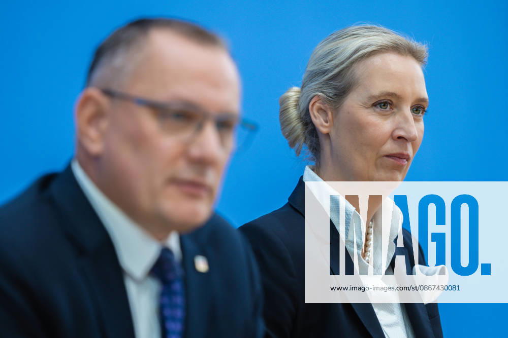 AfD - Auswirkungen der Landtagswahlen in Berlin und Mecklenburg-Vorpommern auf die Bundespolitik. Deutschland, Berlin am 21. September 2026 Einen Tag nach den Erfolgen der AfD bei den Landtagswahlen in Mecklenburg-Vorpommern und der Wahl zum Berliner Abgeordnetenhaus stellen sich die AfD-Vorsitzenden gemeinsam mit den Spitzenkandidaten Leif-Erik Holm und Kristin Brinker in der Bundespressekonferenz den Fragen der Presse. Im Bild: Tino Chrupalla (AfD) mit Alice Weidel (AfD).