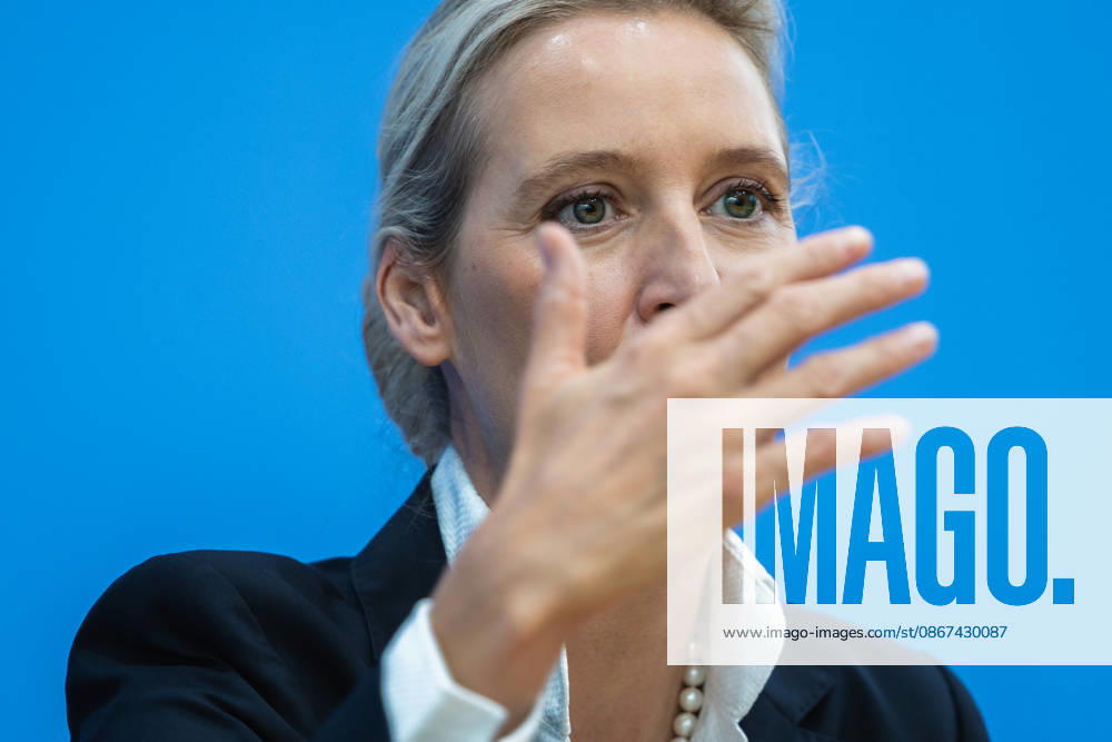 AfD - Auswirkungen der Landtagswahlen in Berlin und Mecklenburg-Vorpommern auf die Bundespolitik. Deutschland, Berlin am 21. September 2026 Einen Tag nach den Erfolgen der AfD bei den Landtagswahlen in Mecklenburg-Vorpommern und der Wahl zum Berliner Abgeordnetenhaus stellen sich die AfD-Vorsitzenden gemeinsam mit den Spitzenkandidaten Leif-Erik Holm und Kristin Brinker in der Bundespressekonferenz den Fragen der Presse. Im Bild: Alice Weidel, Bundessprecherin der AfD und Co-Vorsitzende der AfD-Fraktion im Deutschen Bundestag.