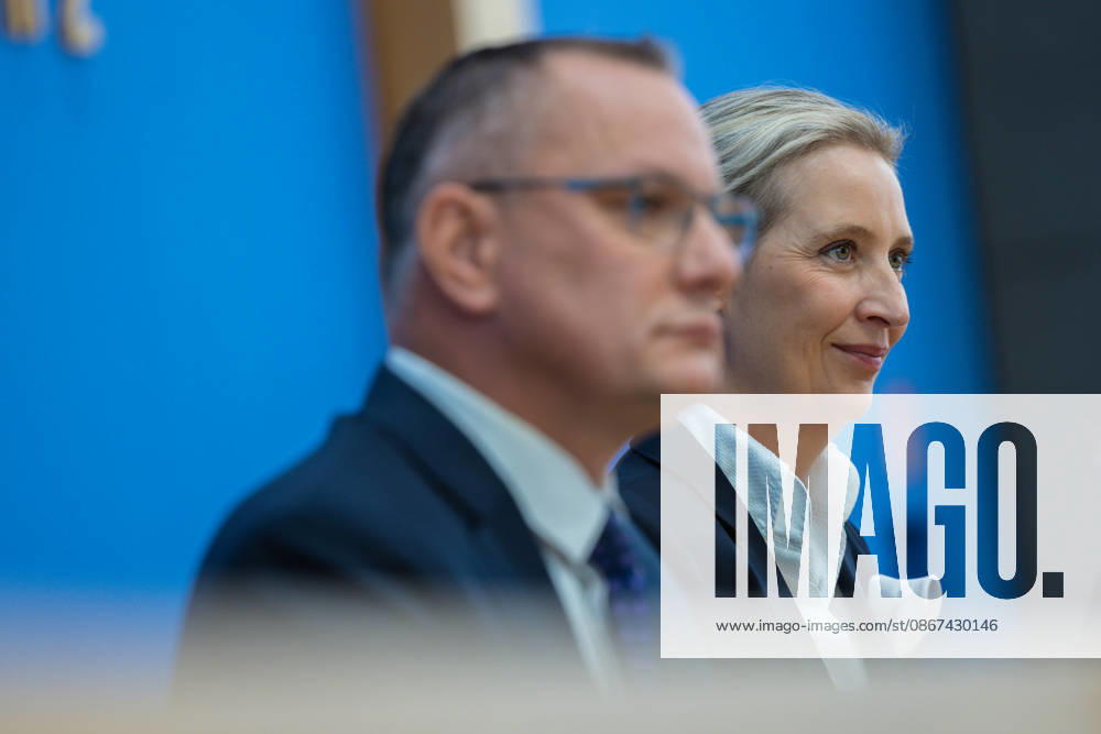 AfD - Auswirkungen der Landtagswahlen in Berlin und Mecklenburg-Vorpommern auf die Bundespolitik. Deutschland, Berlin am 21. September 2026 Einen Tag nach den Erfolgen der AfD bei den Landtagswahlen in Mecklenburg-Vorpommern und der Wahl zum Berliner Abgeordnetenhaus stellen sich die AfD-Vorsitzenden gemeinsam mit den Spitzenkandidaten Leif-Erik Holm und Kristin Brinker in der Bundespressekonferenz den Fragen der Presse. Im Bild: Tino Chrupalla (AfD) mit Alice Weidel (AfD).
