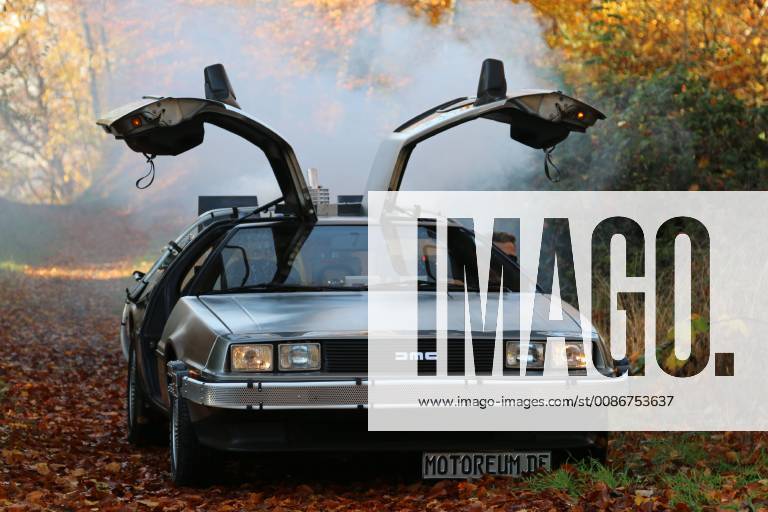Rauch Nebel steigt auf aus dem Heck (Fluxkompensator) des DeLorean DMC-12 Zeitmaschine (originalgetreue Rekonstruktion des Filmauto aus dem Kinofilm Zurück in die Zukunft, Baujahr 1984). Pressetermin am 14.11.2018 zur Sonderschau Filmautos bei dem 37. Classic & Prestige Salon im Rahmen der 51. Essen Motor Show 2018 (Messe Essen, 01. - 09.12.2018), Jagdhaus Schellenberg, Schellenberger Wald (Jahreszeit: Herbst), Essen (D).