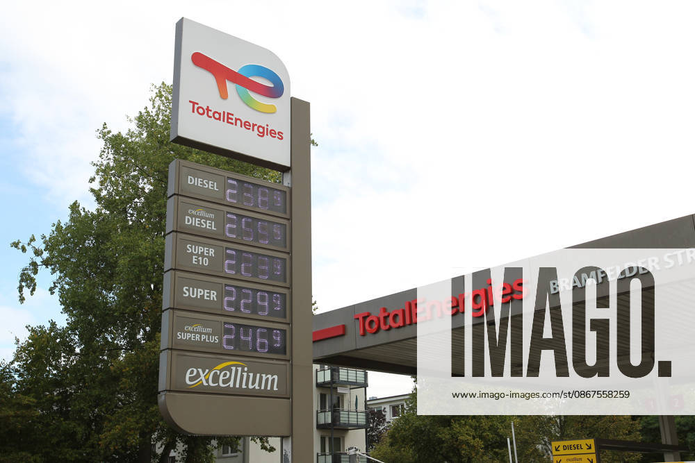Tanktafel vor der TotalEnergies-Tankstelle an der Bramfelder Straße. Barmbek Hamburg