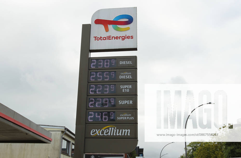 Tanktafel vor der TotalEnergies-Tankstelle an der Bramfelder Straße. Barmbek Hamburg