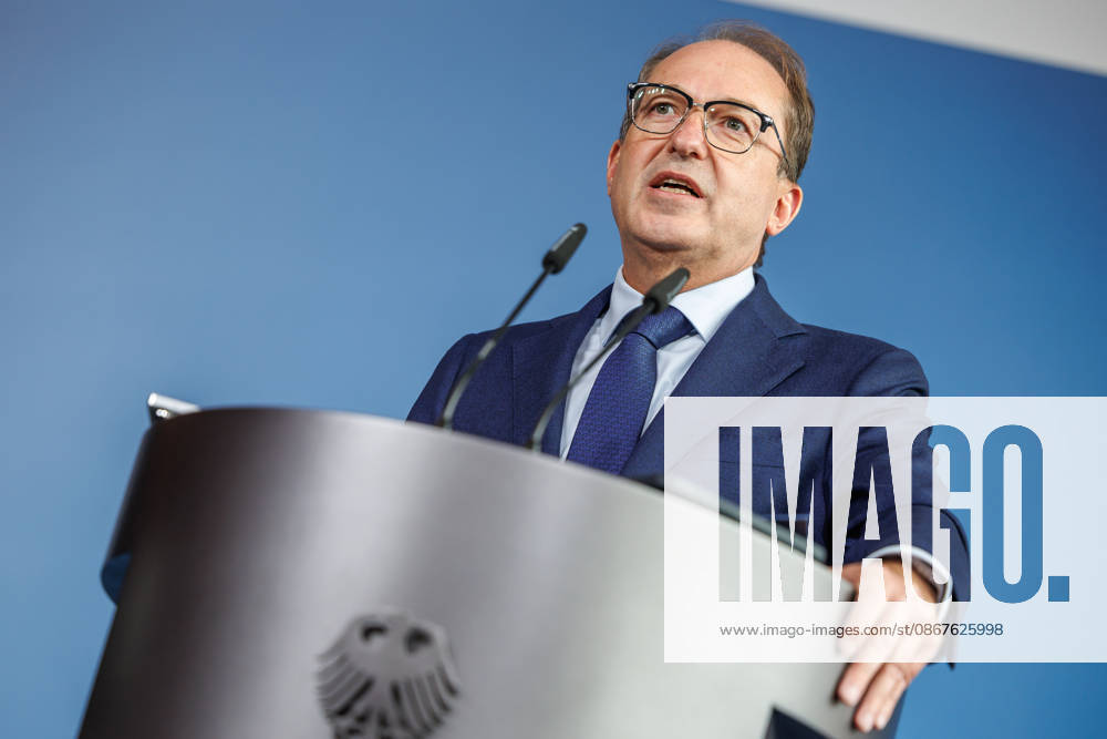 Statement Bundesinnenminister Dobrindt Pressekonferenz zum Aktionsplan Sozialleistungsmissbrauch mit Bundesinnenminister Alexander Dobrindt und Staatssekretärin Leonie Gebers (SPD) am 23.09.2026 in Berlin. Alexander Dobrindt spricht zu den Anwesenden. Berlin Berlin Deutschland Bundes Innenministerium