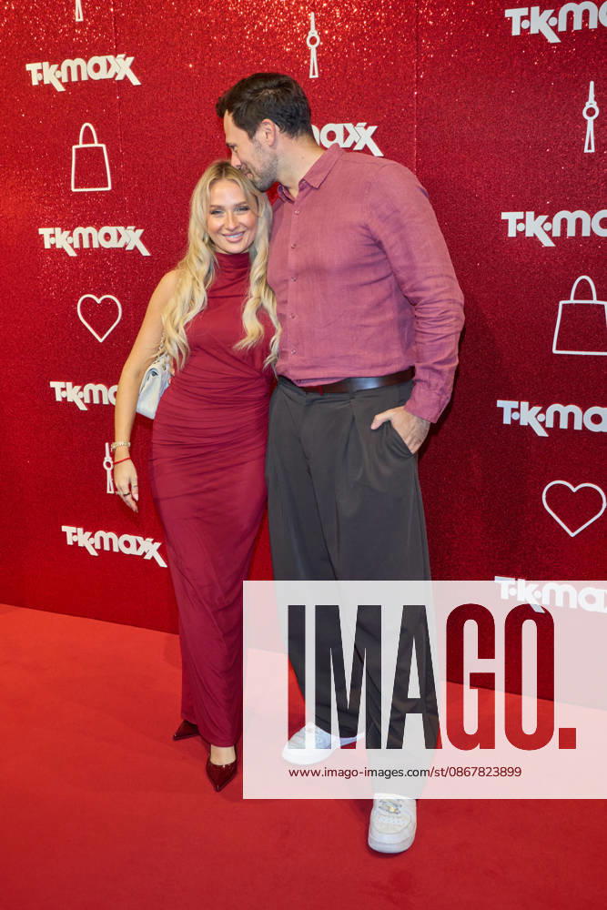 Jenny Koepper und Sebastian Klaus - Wiedereroeffnung nach Erweiterung des TK Maxx Stores unter dem CODE RED Night am Alexanderplatz in Berlin am 24.09.2026. TK Maxx Store Re-Opening