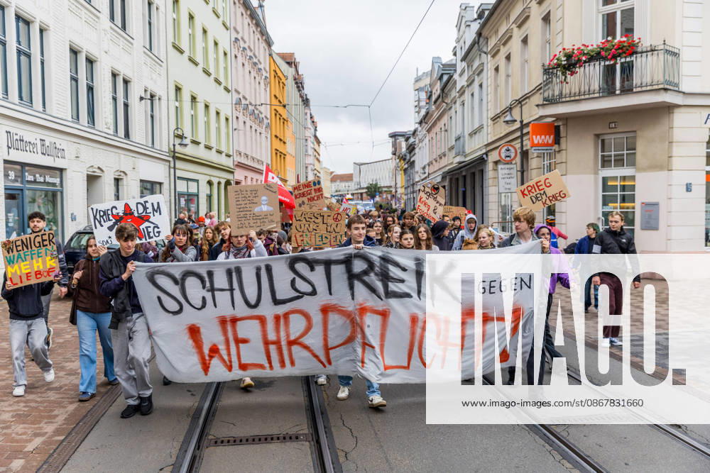 Schulstreik gegen die Wehrpflicht: Hunderte Schüler tauschen in Cottbus das Klassenzimmer gegen die Straße – Wirbel um Max-Steenbeck-Gymnasium: Schüler soll wegen Streik-Flyern mit Suspendierung gedroht worden sein (Schüler und Organisatoren im O-Ton!) 7aIMG: 0574038 Es ist bereits der vierte bundesweite Aktionstag. Eine genehmigte Freistellung ist der Schulstreik nicht: Wer während der Unterrichtszeit teilnimmt, fehlt unentschuldigt. Die Teilnehmer nahmen das in Kauf. Auf Transparenten war unter anderem das Motto der Bewegung zu lesen: Die Reichen wollen Krieg, die Jugend eine Zukunft! Hintergrund ist der neue Wehrdienst. Für alle Männer ab Jahrgang 2008 ist die Musterung verpflichtend, flächendeckend soll sie ab Juli 2027 laufen. Der