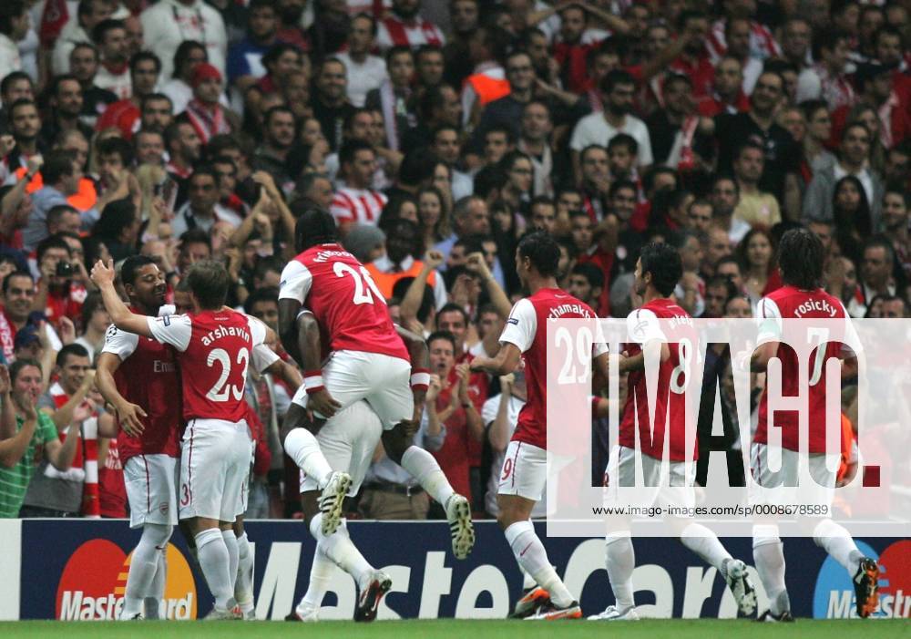 Arsenal s Alex Oxlade-Chamberlain celebrates scoring the opening goal Football - UEFA Champions League - Group F, Arsenal FC London - Olympiakos Piräus ZEM05 _cele.