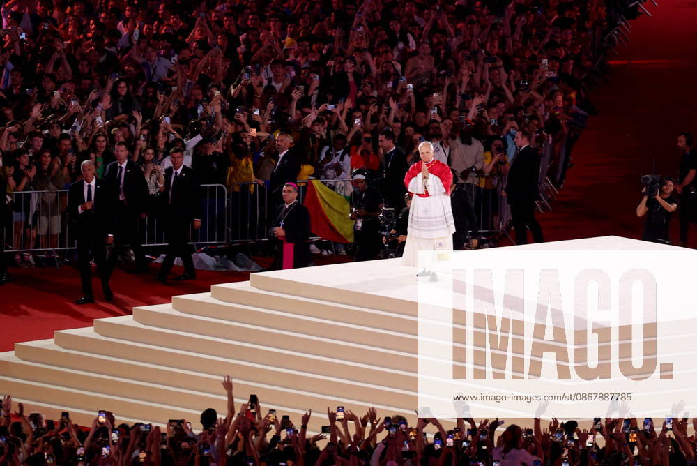Pope Leo XIV at the Stade de France in Saint-Denis, on the outskirts of Paris, on September 25, 2026, to lead a prayer vigil with young people aged 17 to 35, as part of his four-day visit to France. The Pope is making his first official visit to France from September 25 to 28, with stops in Paris, Lourdes, and Metz. In Paris, the pontiff’s itinerary includes, among other things, a meeting with the French president, a time of prayer at Notre Dame Cathedral, and an open-air Mass on the Champs-Élysées. This trip marks the first visit by a pope to the country since Benedict XVI’s visit in 2008. Paris, September 25, 2026 Jacovides Moreau Bestimage Pope Leo XIV greets the crowd at the Stade de France in Saint-Denis, on the outskirts of Paris, on