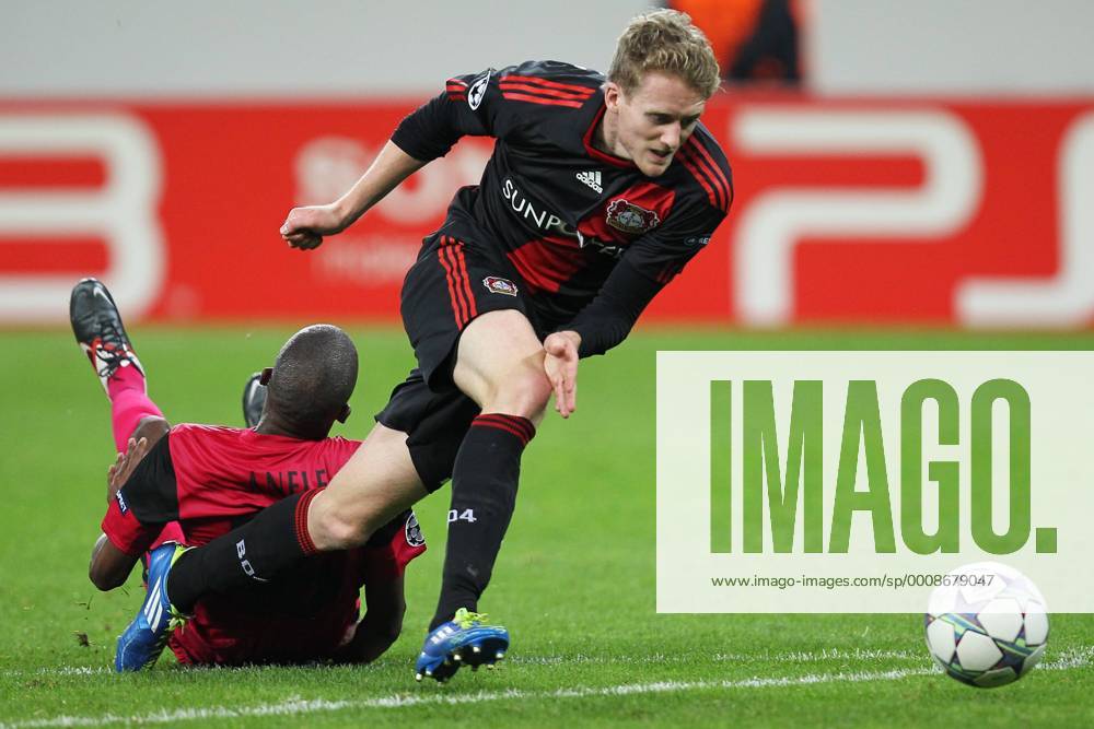 Fußball Champions League Bayer Leverkusen - KRC Genk am 28.09.2011 in der BayArena in Leverkusen Andre Schürrle ( Leverkusen ) wird kurz vor der Strafraumgrenze von Anele Ngcongca ( Genk ) gefoult