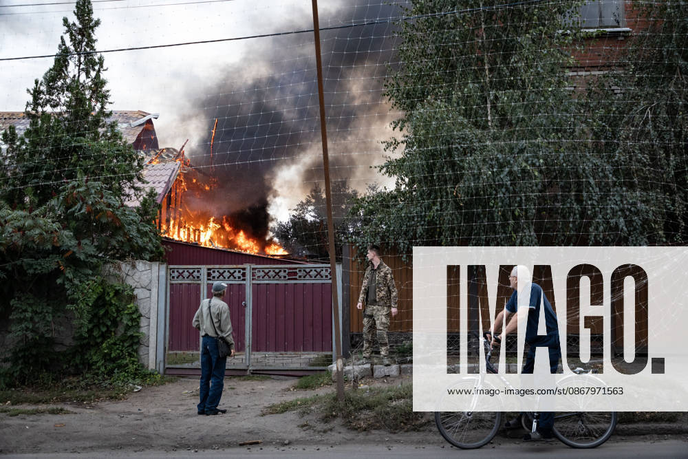 Russian drone attack in Sloviansk SLOVIANSK, UKRAINE - SEPTEMBER 27: Residents look at a house on fire following a Russian drone attack in Sloviansk, Ukraine, on September 27, 2026. Francisco Richart Anadolu Sloviansk Ukraine. Editorial use only. Please get in touch for any other usage.