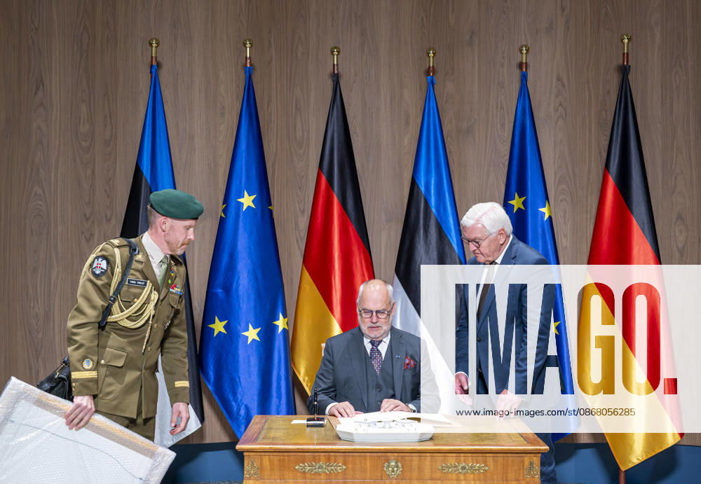 BPr Steinmeier trifft Alar Karis EUR, Deutschland, Berlin, 25.06.2026: OffizierEstlands mit einem gerahmten Bild. BPr Frank-Walter Steinmeier empfängt den Präsidenten der Republik Estland, Alar Karis und dieser trägt sich ins Gästebuch ein.